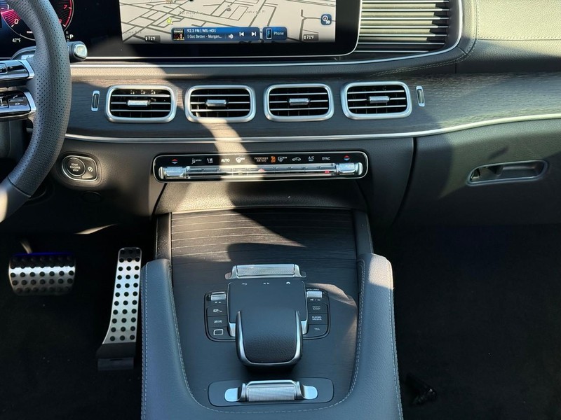 Mercedes-Benz GLS Vehicle Full-screen Gallery Image 11