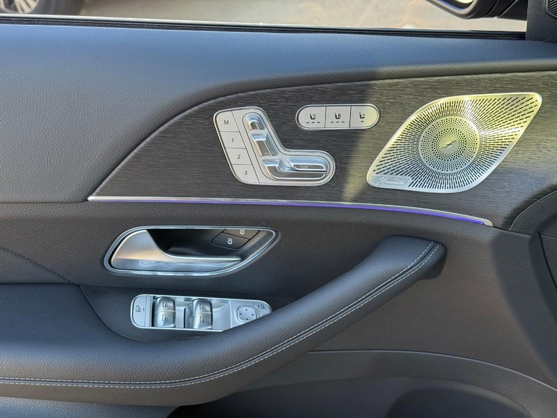 Mercedes-Benz GLS Vehicle Full-screen Gallery Image 12