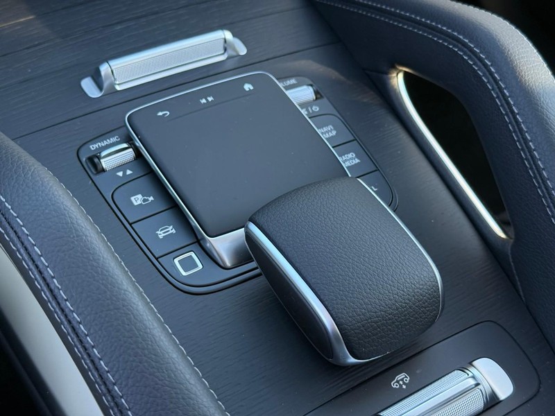 Mercedes-Benz GLS Vehicle Full-screen Gallery Image 17