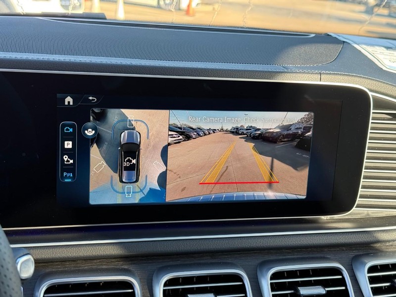 Mercedes-Benz GLS Vehicle Full-screen Gallery Image 18