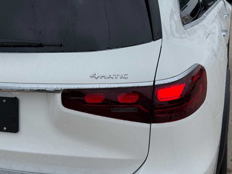 Mercedes-Benz GLS Vehicle Full-screen Gallery Image 4