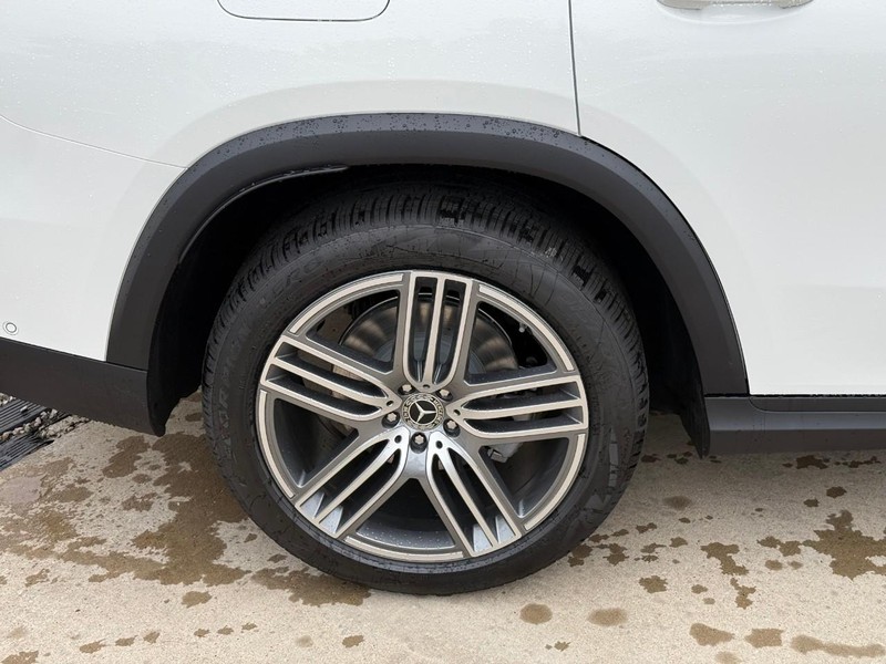 Mercedes-Benz GLS Vehicle Full-screen Gallery Image 5