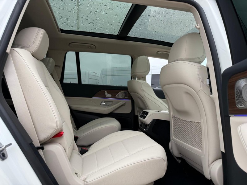 Mercedes-Benz GLS Vehicle Full-screen Gallery Image 6