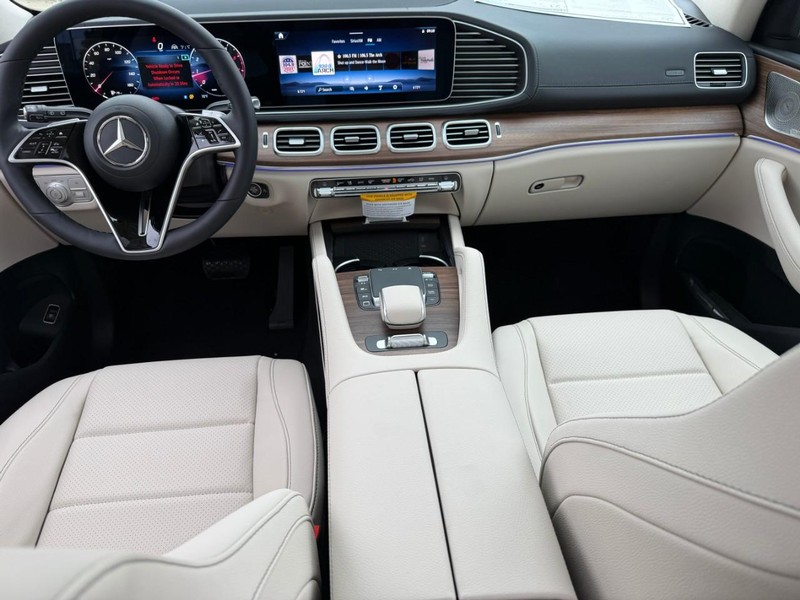 Mercedes-Benz GLS Vehicle Full-screen Gallery Image 7