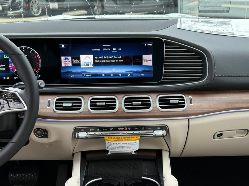 Mercedes-Benz GLS Vehicle Full-screen Gallery Image 9