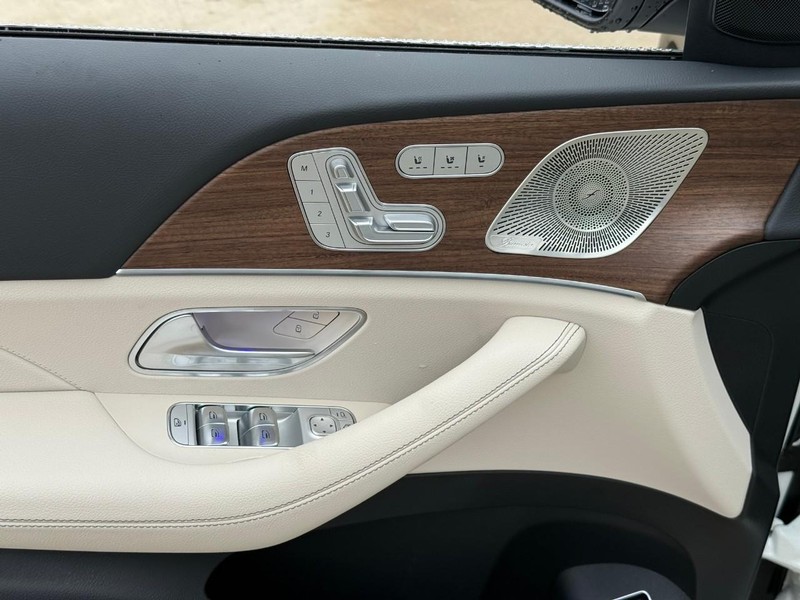 Mercedes-Benz GLS Vehicle Full-screen Gallery Image 11