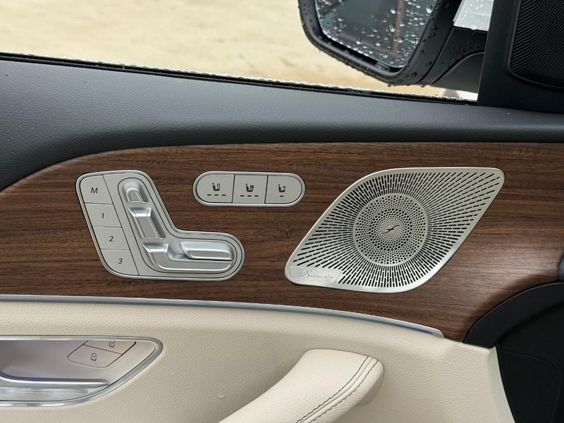 Mercedes-Benz GLS Vehicle Full-screen Gallery Image 12