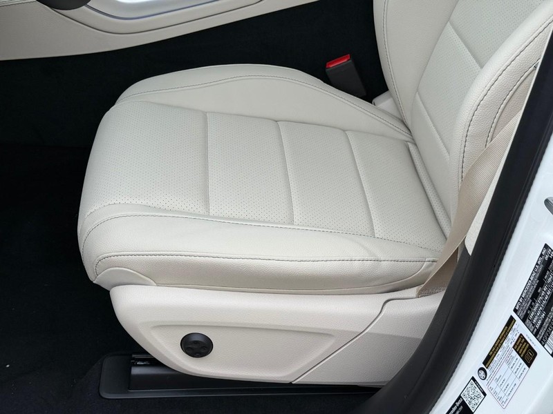 Mercedes-Benz GLS Vehicle Full-screen Gallery Image 13