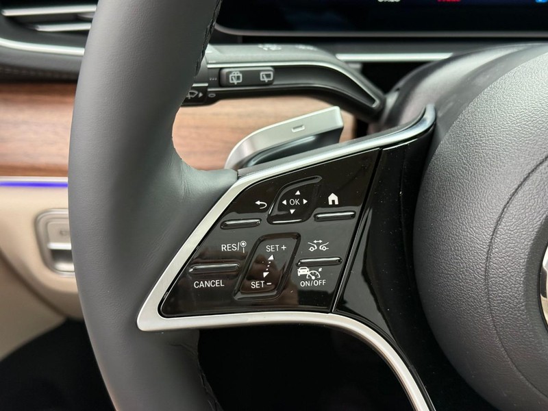 Mercedes-Benz GLS Vehicle Full-screen Gallery Image 14