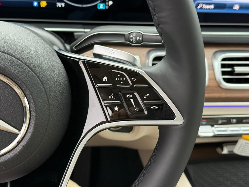 Mercedes-Benz GLS Vehicle Full-screen Gallery Image 15