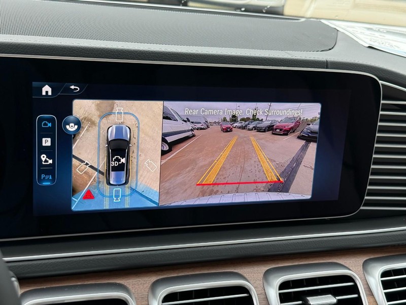 Mercedes-Benz GLS Vehicle Full-screen Gallery Image 16