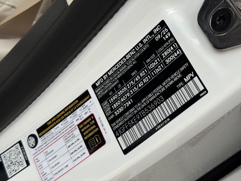 Mercedes-Benz GLS Vehicle Full-screen Gallery Image 17