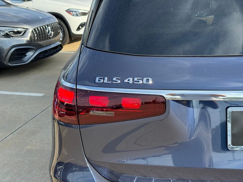 Mercedes-Benz GLS Vehicle Full-screen Gallery Image 4