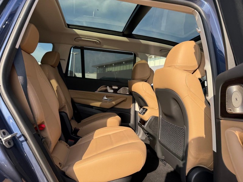 Mercedes-Benz GLS Vehicle Full-screen Gallery Image 6