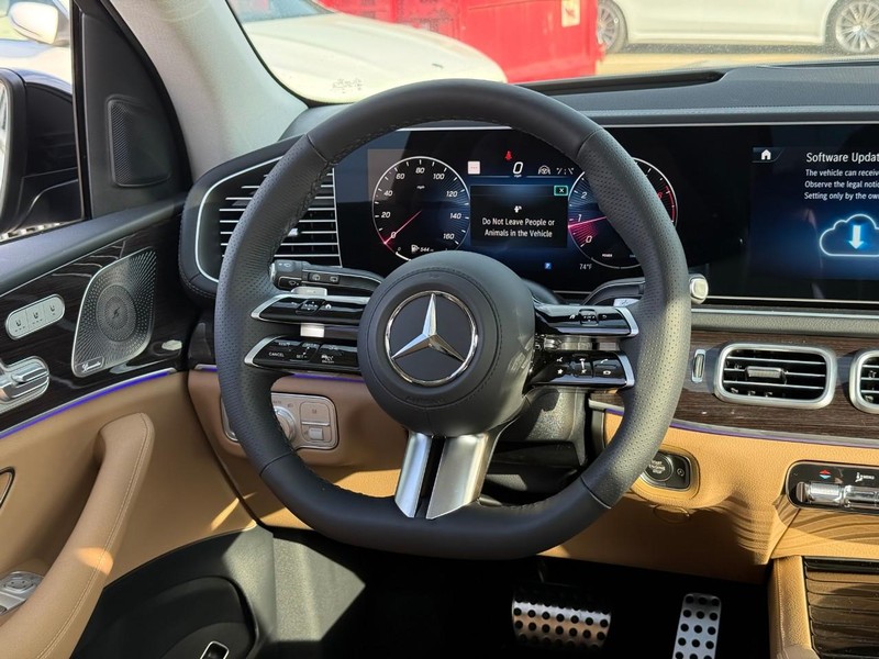 Mercedes-Benz GLS Vehicle Full-screen Gallery Image 8