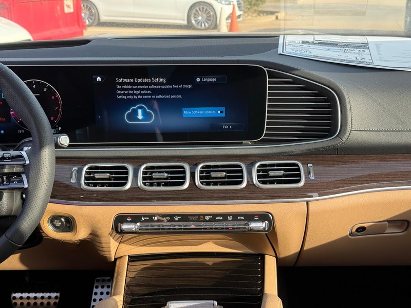 Mercedes-Benz GLS Vehicle Full-screen Gallery Image 9