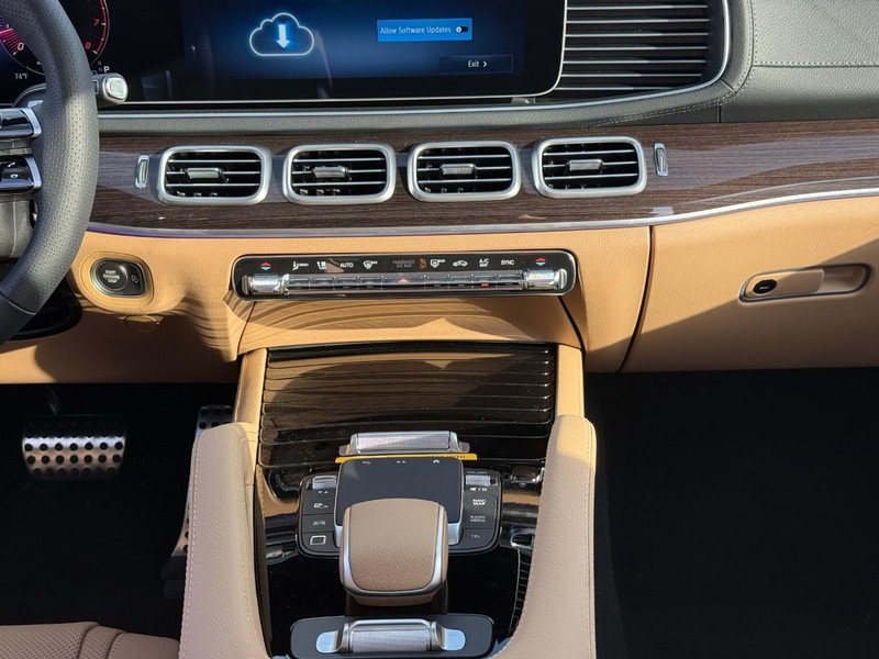 Mercedes-Benz GLS Vehicle Full-screen Gallery Image 10