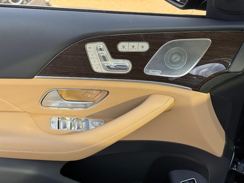 Mercedes-Benz GLS Vehicle Full-screen Gallery Image 11