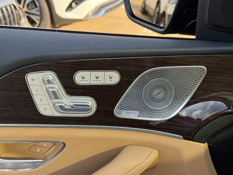 Mercedes-Benz GLS Vehicle Full-screen Gallery Image 12