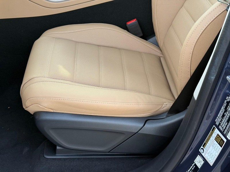 Mercedes-Benz GLS Vehicle Full-screen Gallery Image 13