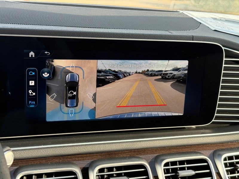 Mercedes-Benz GLS Vehicle Full-screen Gallery Image 16