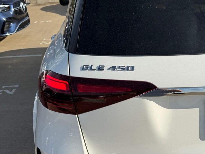 Mercedes-Benz GLE Vehicle Full-screen Gallery Image 4