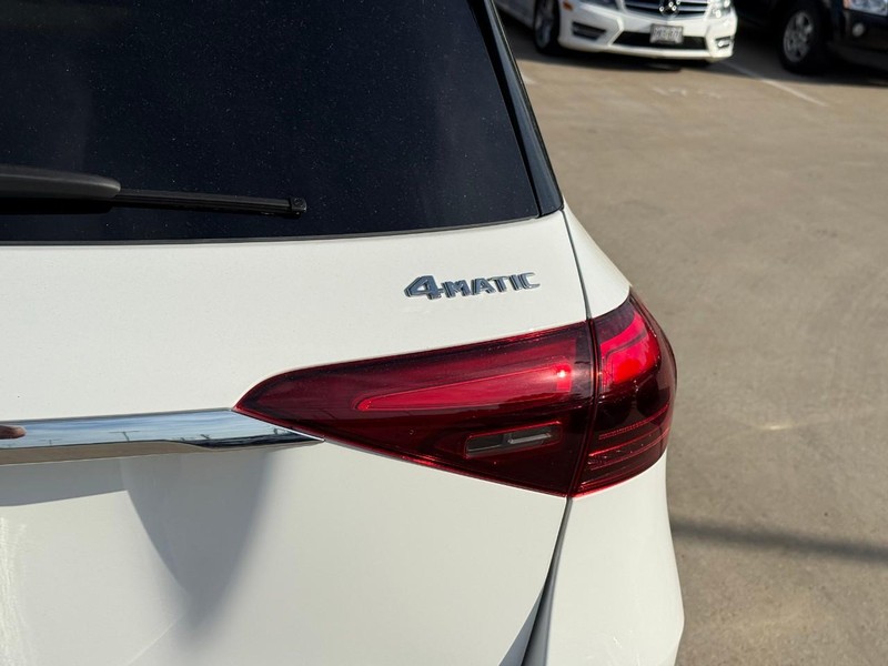 Mercedes-Benz GLE Vehicle Full-screen Gallery Image 5