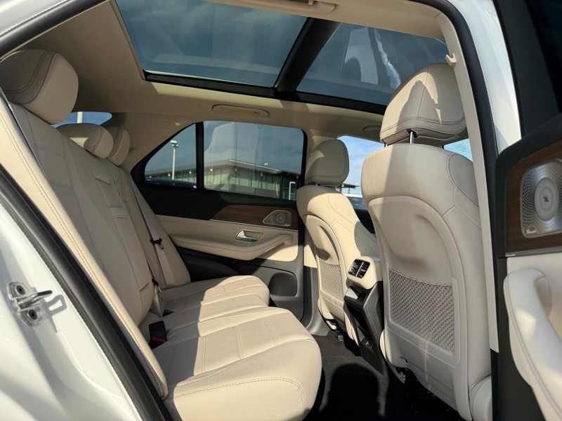 Mercedes-Benz GLE Vehicle Full-screen Gallery Image 6