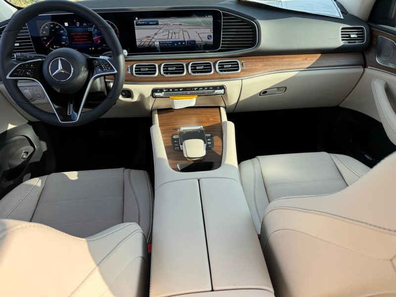 Mercedes-Benz GLE Vehicle Full-screen Gallery Image 7