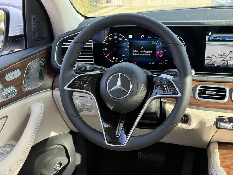Mercedes-Benz GLE Vehicle Full-screen Gallery Image 8