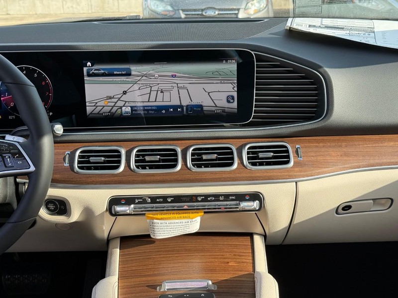 Mercedes-Benz GLE Vehicle Full-screen Gallery Image 9