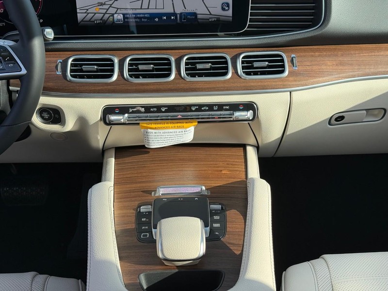 Mercedes-Benz GLE Vehicle Full-screen Gallery Image 10