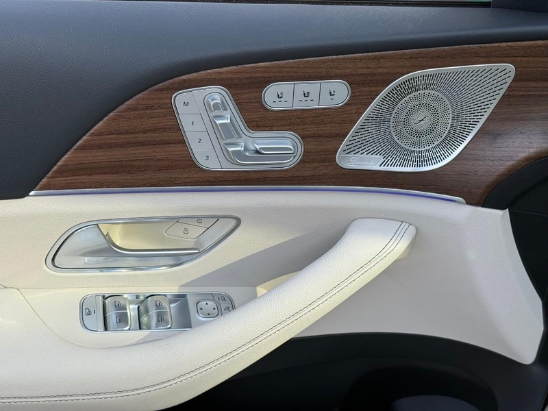 Mercedes-Benz GLE Vehicle Full-screen Gallery Image 11