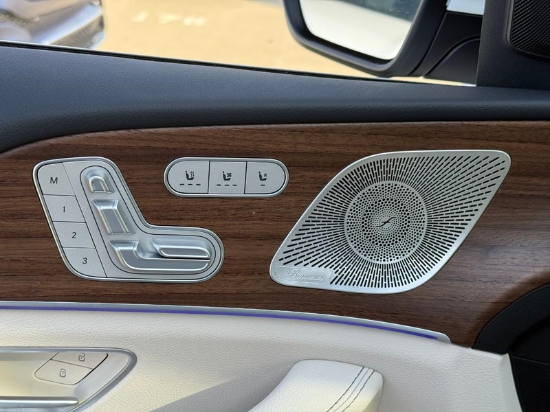 Mercedes-Benz GLE Vehicle Full-screen Gallery Image 12