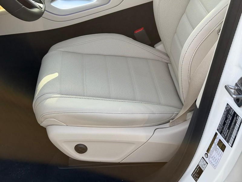 Mercedes-Benz GLE Vehicle Full-screen Gallery Image 13