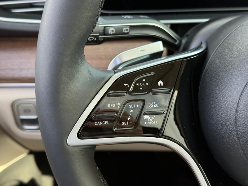 Mercedes-Benz GLE Vehicle Full-screen Gallery Image 14