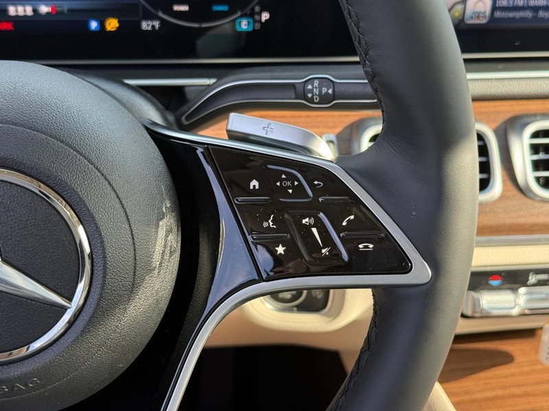 Mercedes-Benz GLE Vehicle Full-screen Gallery Image 15