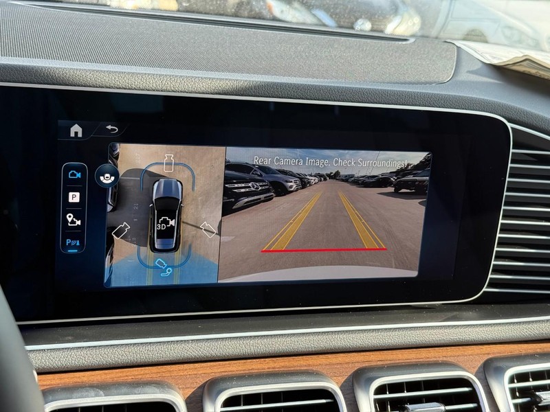 Mercedes-Benz GLE Vehicle Full-screen Gallery Image 16