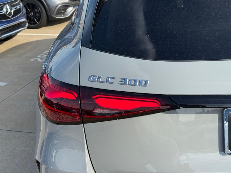 Mercedes-Benz GLC Vehicle Full-screen Gallery Image 4