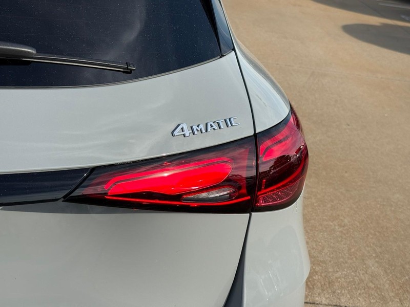 Mercedes-Benz GLC Vehicle Full-screen Gallery Image 5