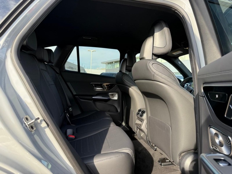 Mercedes-Benz GLC Vehicle Full-screen Gallery Image 6