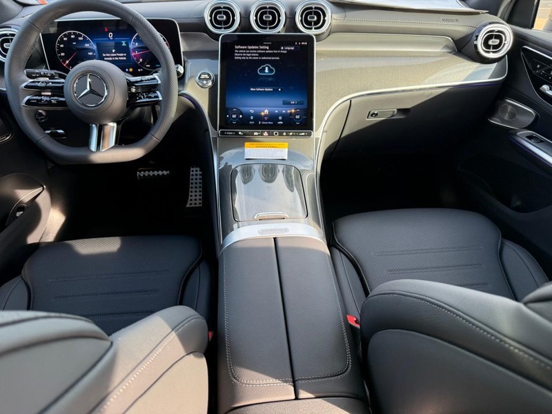 Mercedes-Benz GLC Vehicle Full-screen Gallery Image 7