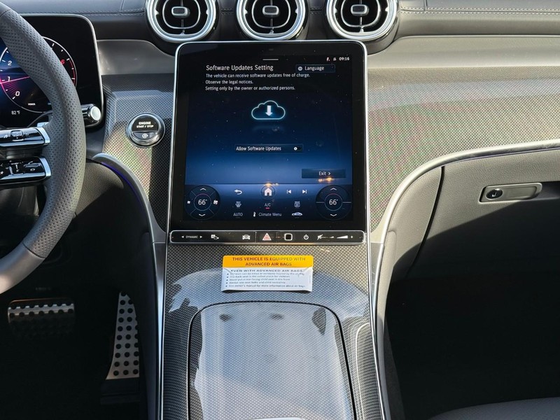 Mercedes-Benz GLC Vehicle Full-screen Gallery Image 10