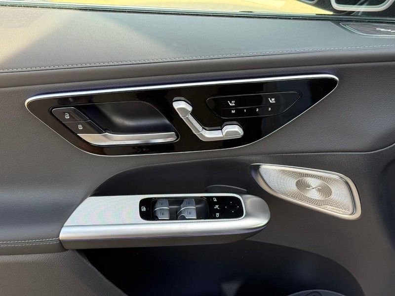 Mercedes-Benz GLC Vehicle Full-screen Gallery Image 11