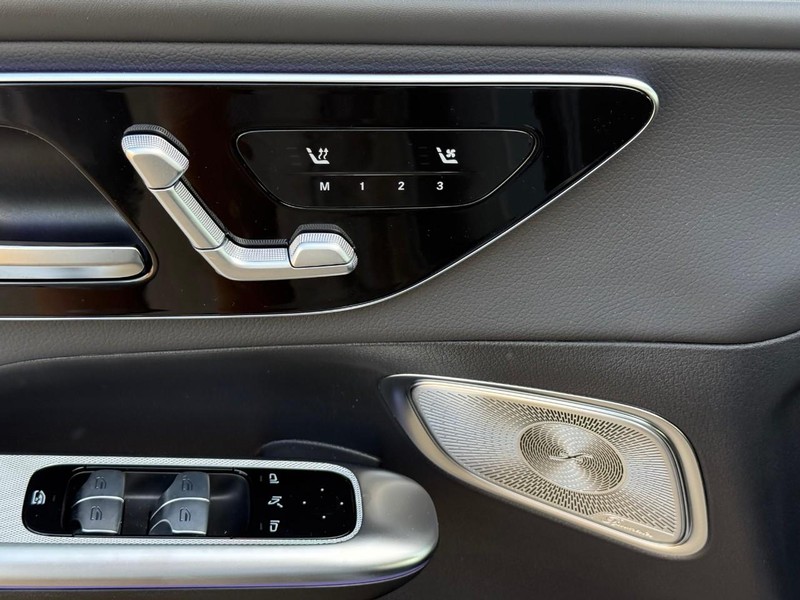 Mercedes-Benz GLC Vehicle Full-screen Gallery Image 12