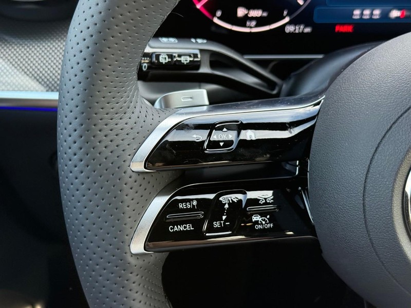 Mercedes-Benz GLC Vehicle Full-screen Gallery Image 14