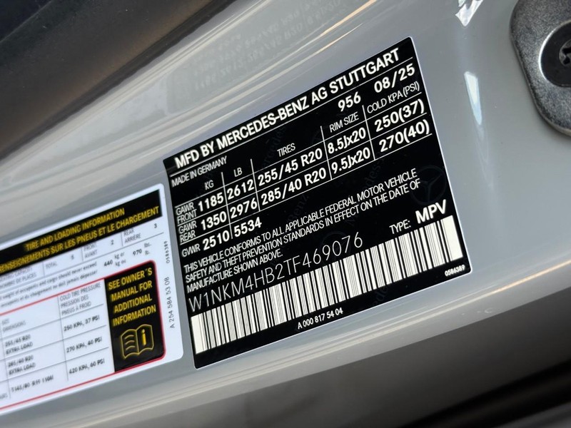 Mercedes-Benz GLC Vehicle Full-screen Gallery Image 17