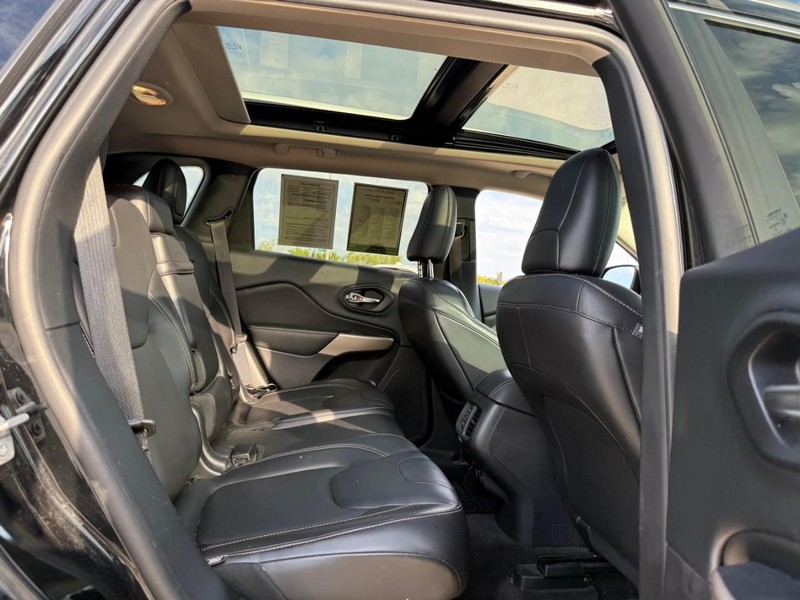 Jeep Cherokee Vehicle Full-screen Gallery Image 10