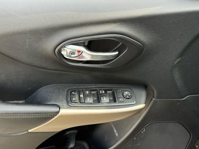 Jeep Cherokee Vehicle Full-screen Gallery Image 15