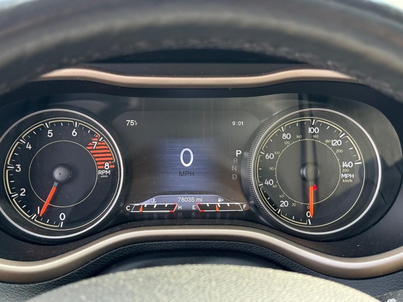 Jeep Cherokee Vehicle Full-screen Gallery Image 20